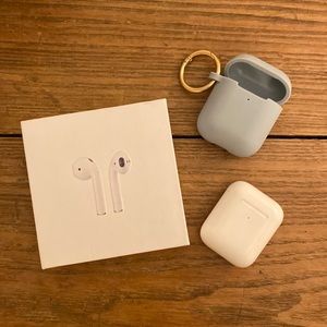 Apple AirPods w Wireless Charging Case and Cover